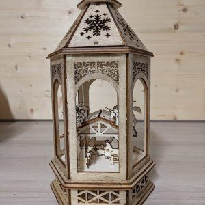Lanterna in legno con la Natività all'interno