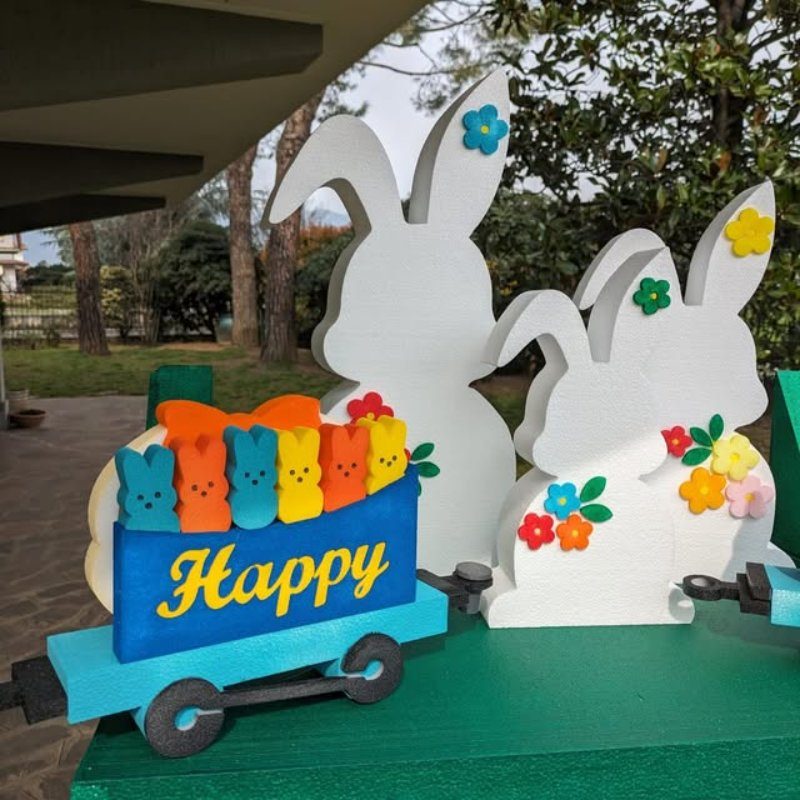 Conigli pasquali e trenino Happy in polistirolo colorato